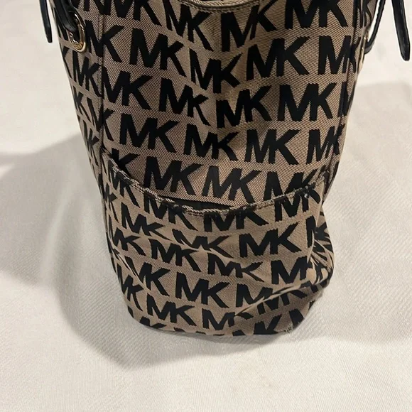 Michael Kors creme/ blk pocket book - Picture 3 of 7